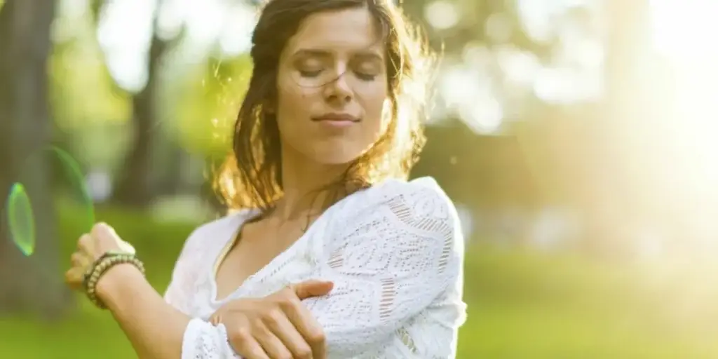 Femme réceptive à la sophrologie étant apaisée