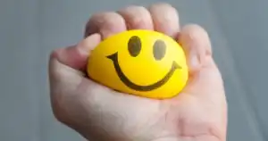 Balle anti stress en forme de smiley pour évacuer le stress