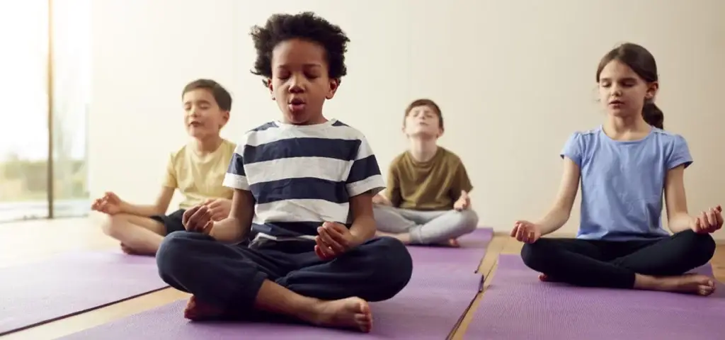 Séance de sophrologie avec des enfants en pleine méditation