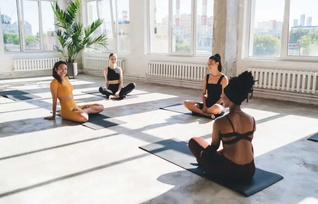 Groupe de femmes faisant des séances sportives dans le therme de la sophrologie