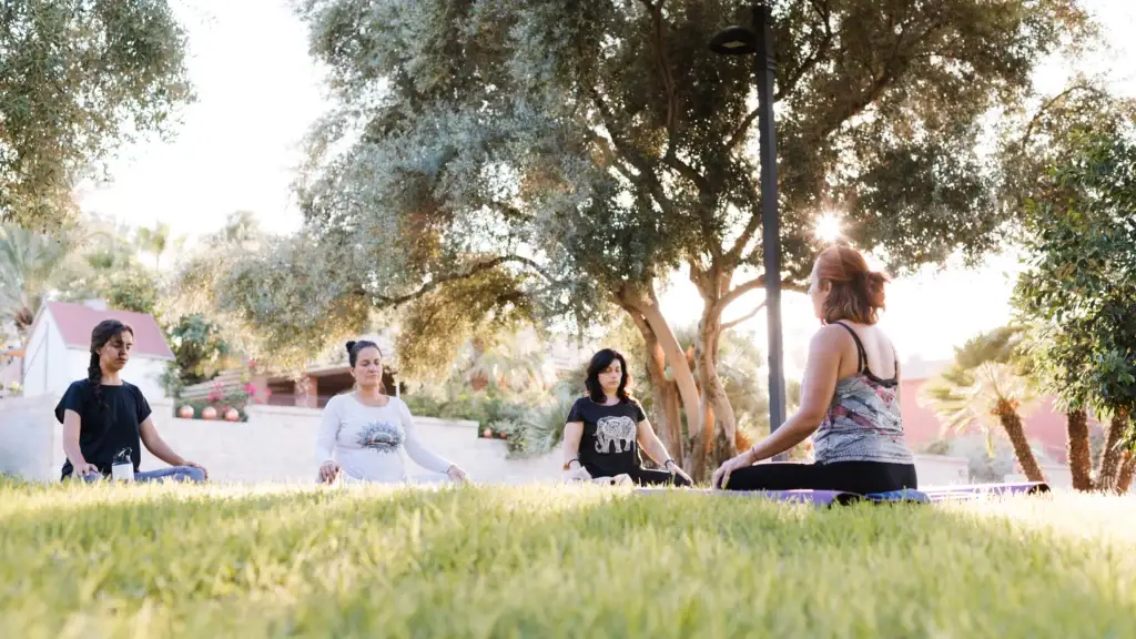 La sophrologie combine méditation et massage