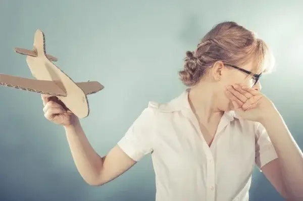 Femme ayant la phobie de prendre l'avion