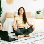 un femme faisant de la méditation tout en écoutant de a musique