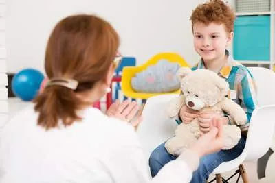 un enfant s'amusant durant une séance de thérapie